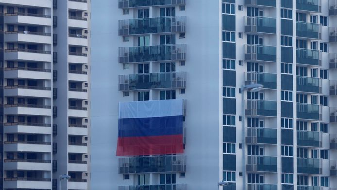 In het Olympisch dorp in Rio hangt een grote Russische vlag over de balkons.