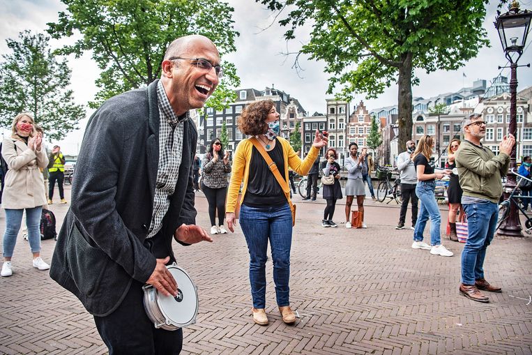 Amsterdammers steunen Burgemeester Femke Halsema bij de Stopera met zang, dans en muziek en leuzen. Beeld Guus Dubbelman / de Volkskrant