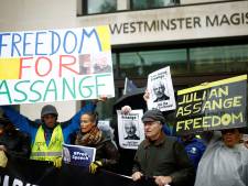 Julian Assange verschijnt in Londense rechtbank en balt zijn vuist richting fans