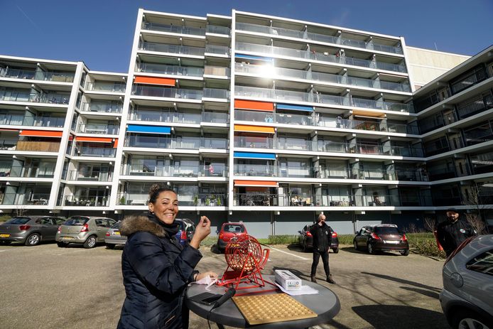 Jane Hersevoort, bedenkster van de Balkonbingo voor bewoners van de flat Rentmeesterhof in Nijmegen.