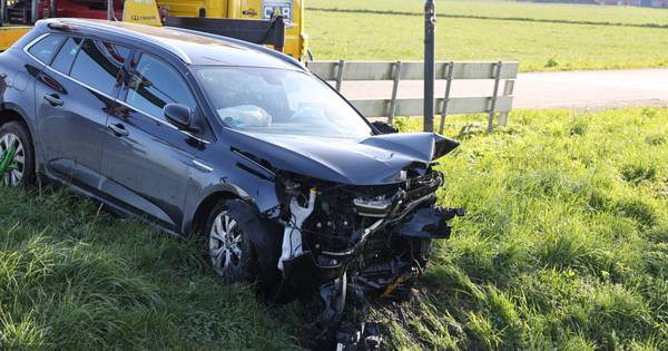 Automobilist belandt in sloot in Wijk en Aalburg - BD.nl