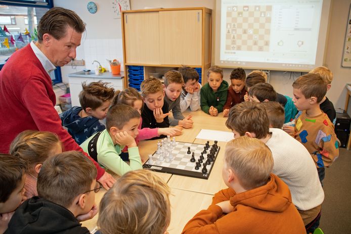 Schaakmeester Manuel Colsen geeft op basisschool De Steiger in Terneuzen schaakles aan de middenbouw.