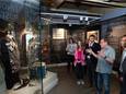 Een rondleiding in het Liemers Museum in Zevenaar in 2022, waar veel schutterszilver is te bewonderen.