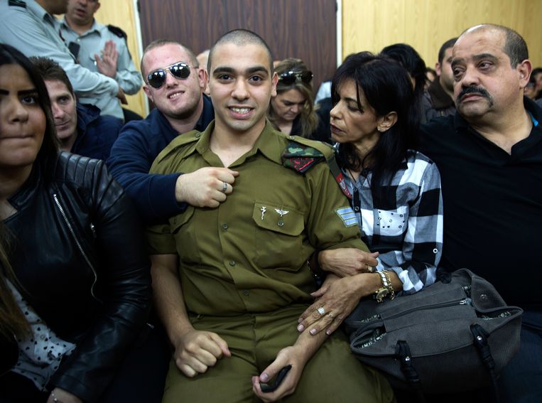 Sergeant Elor Azaria wacht samen met zijn  familie het verdict af in het militair gerechtsgebouw in Tel Aviv. Beeld AP