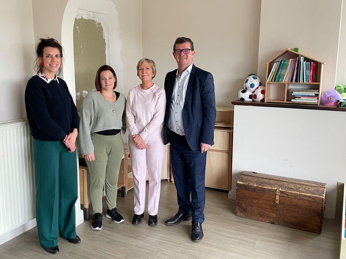 Archiefbeeld van bezoek schepen Silke Beirens (Groen), Griet Boedt en Burgemeester Bart Tommelein (Open VLD) aan een nieuw kinderdagverblijf van Kelly Rega die kinderdagverblijven Mowgli en Bagheera opende.