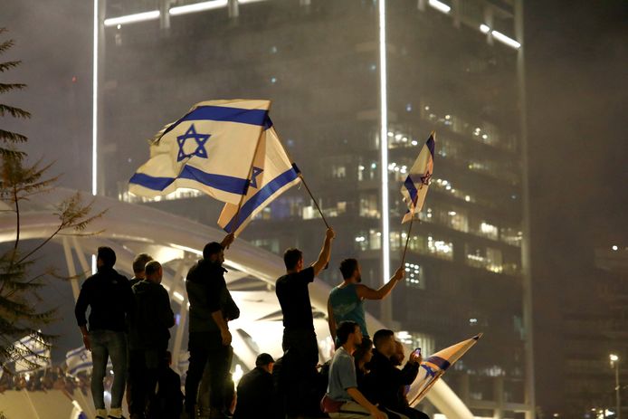 Protestanten in Tel Aviv, Israël, nadat premier Netanyahu zijn minister van Defensie besloot te ontslaan.
