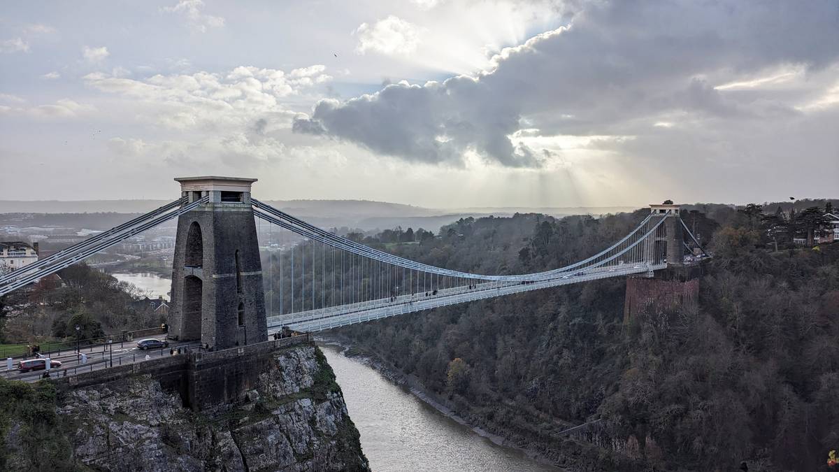 Resten van twee mannen in koffers aangetroffen op brug in Bristol Buitenland hln.be