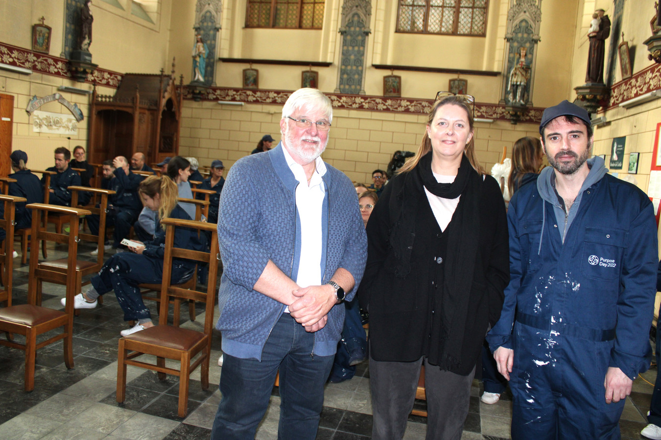 Werknemers farmaceutisch bedrijf komen schilderen in oud klooster van