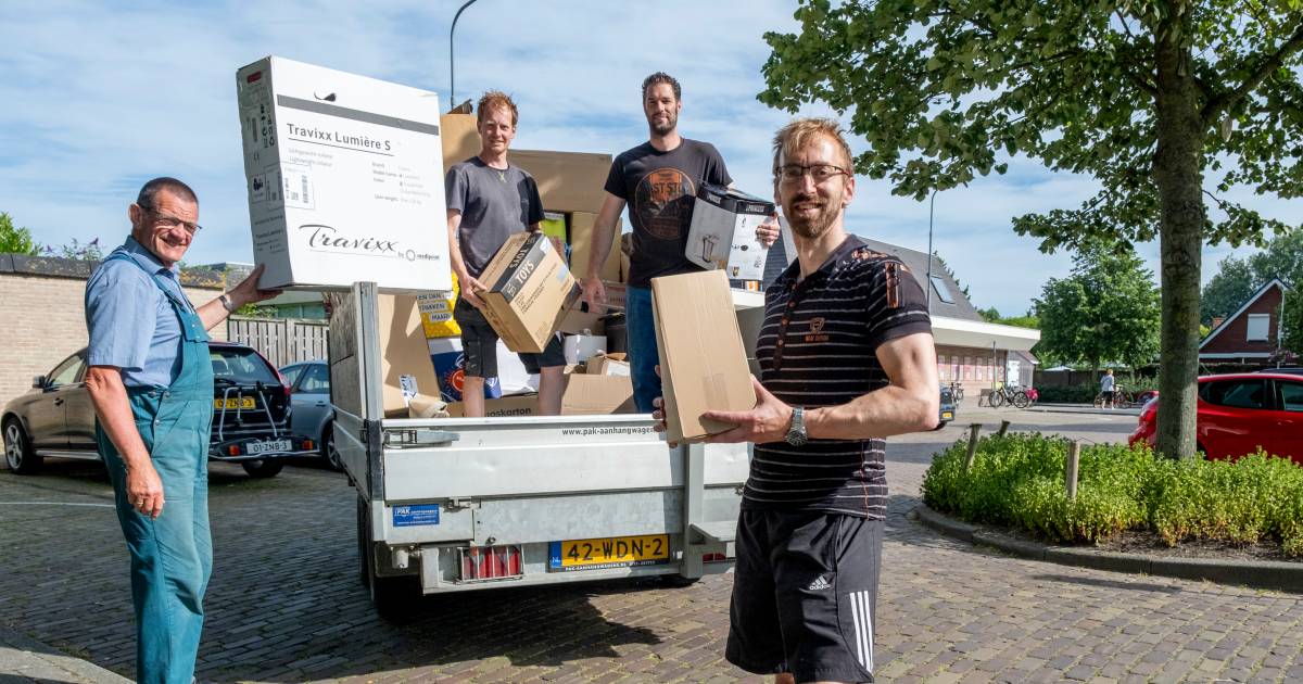Oud papier ophalen zorgt voor goede gesprekken en brengt geld op voor de kerk: ‘Dat komt mooi samen’