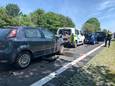 De N377 ligt bezaaid met afgebroken auto-onderdelen.