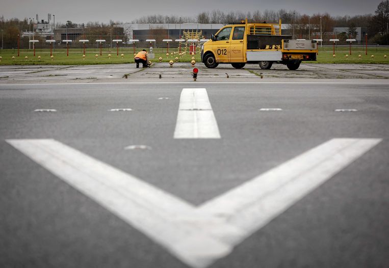 Eind vorige maand was Rotterdam The Hague Airport een week dicht vanwege groot onderhoud aan de taxibaan. Volgens vijf Rotterdamse politieke partijen kan het vliegveld definitief sluiten. Beeld ANP