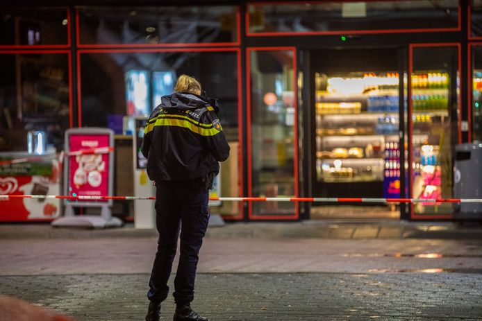 De politie heeft de omgeving van het tankstation afgezet om te zoeken naar de dader. Daarbij wordt een politiehond ingezet.