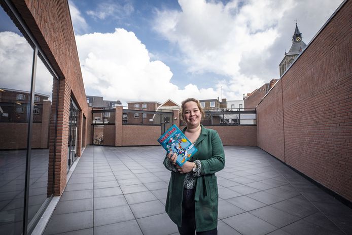 Leonie Schepers op de binnenplaats van de bibliotheek, waar de Maakplaats moet komen.