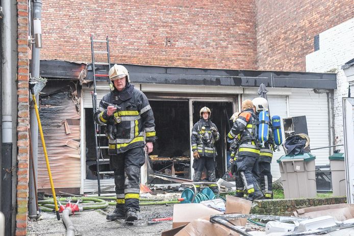 Deze woning in de Florastraat - nr 92 - brandde volledig uit.