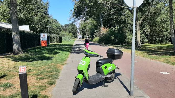 De oplossing voor foutgeparkeerde scooters? ‘Midden op de stoep, dat is toch asociaal’