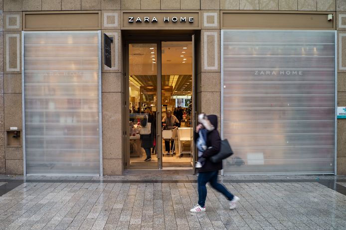 Veel winkels hebben uit voorzorg hun etalages beschermt, zoals deze vestiging van de Spaanse keten Zara.