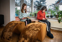 Eef (9) en Roef (10) op een flexibel meubel van molo design. Ze gebruiken voor het snijwerk speciaal gereedschap van Makedo.