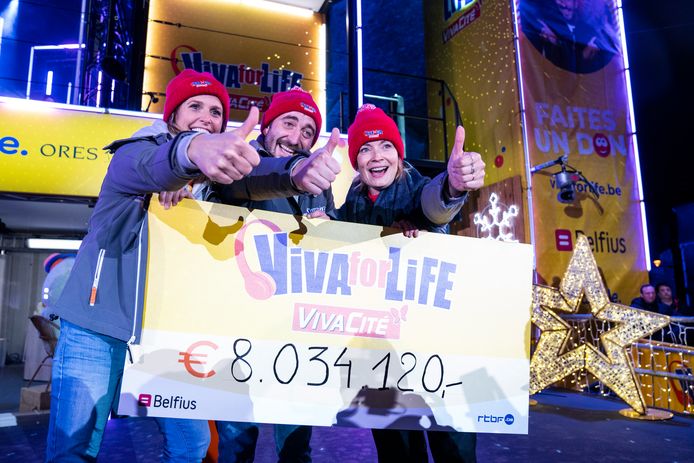 Presentatoren Sara de Paduwa, Adrien Devyver en Ophelie Fontana tijdens het slotevent van de tiende editie van 'Viva for Life'.