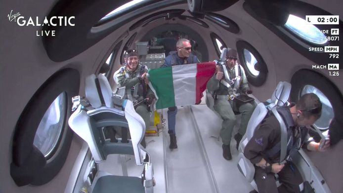 De drie Italianen zijn de eerste passagiers op een commerciële vlucht van Virgin Galactic.