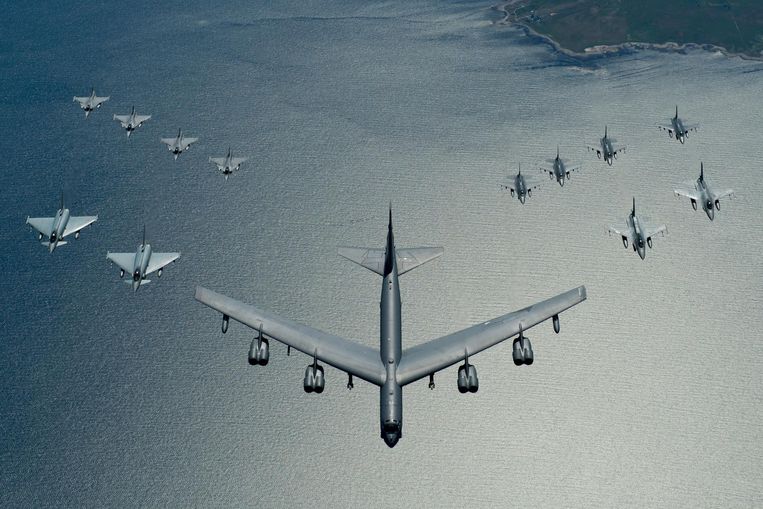 Een Amerikaanse B-52 leidt een formatie van Europese en Amerikaanse gevechtsvliegtuigen, waaronder Eurofighters, F-16's en Zweedse Gripens, tijdens een oefening boven de Baltische Zee. Beeld US Air Force