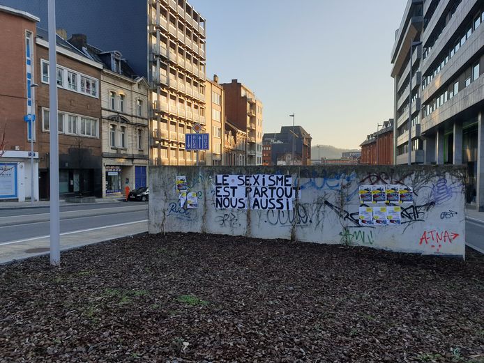 Affiches placardées dans le centre-ville de Charleroi en préambule à la journée du 8 mars