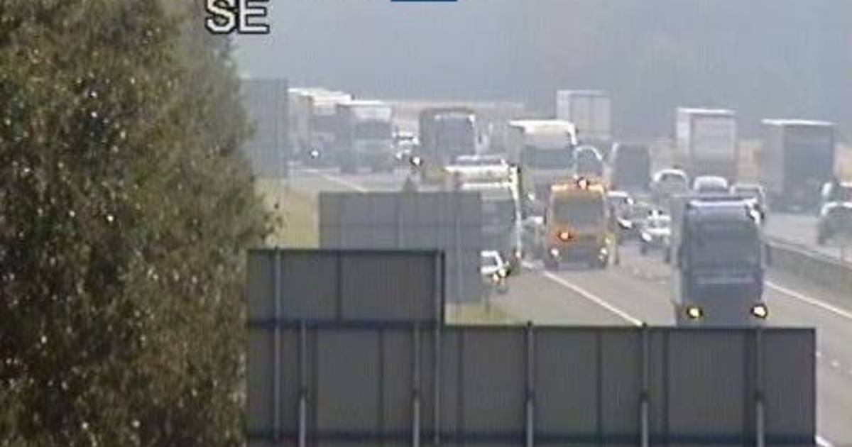 Flinke file op A1 door aanrijding met vrachtwagen.