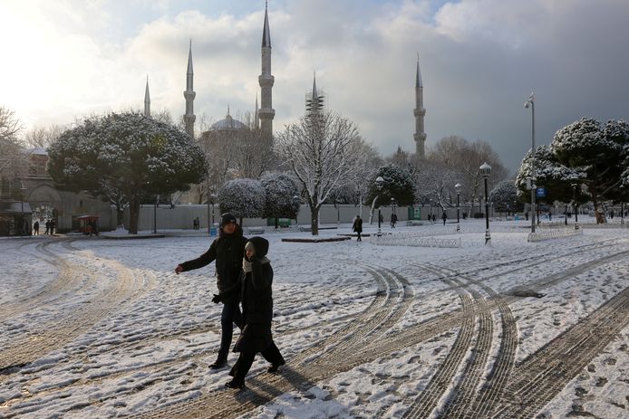 Toeristen genieten van de sneeuw in Istanbul.