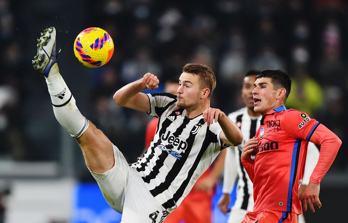 Matthijs de Ligt in duel met Atalanta-speler Ruslan Malinovskyi.