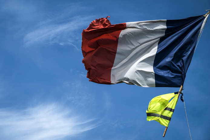 Trois Gilets Jaunes En Garde à Vue Après Avoir Frappé Un