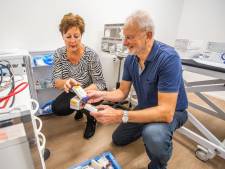 Huisartsen gaan mensen die zelf niet goed naar een priklocatie kunnen aan een boosterprik helpen