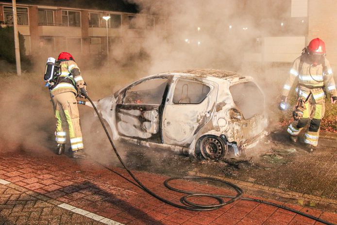 Auto brandt volledig uit op Urk.