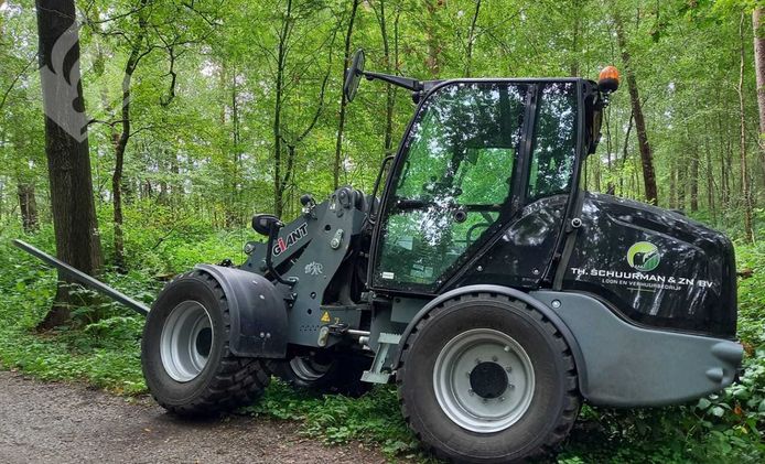 Een van de twee shovels die door de Winterswijkse fietsster zijn teruggevonden in het Duitse bos bij Oeding.