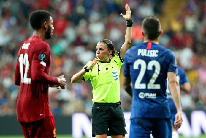 Stéphanie Frappart in actie tijdens het duel om de Europese Supercup gisteravond.