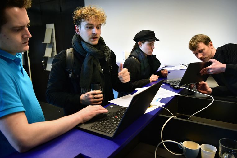 Studenten worden geholpen met het instellen van een nieuw wachtwoord na een cyberaanval op het computersysteem van Maastricht University. Beeld Marcel van den Bergh/ de Volkskrant