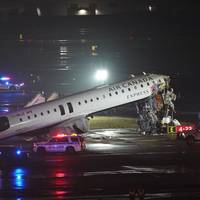 Piloten overleden nadat vliegtuig tegen brandweerwagen botst op luchthaven LaGuardia in New York