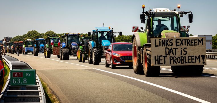 Stroe - 22/06/2022 - Boerenprotest tegen stikstofplannen van het kabinet. FOTO: Tractoren op de A1 voordat ze de afslag naar Stroe nemen. Beeld Brunopress