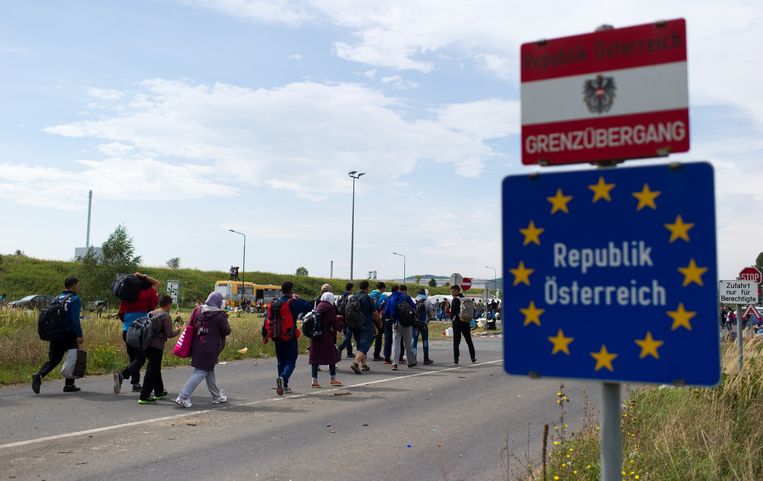 Vluchtelingen steken de grens bij Oostenrijk over. Ze proberen op alle mogelijke manieren Noord- en West-Europa. Beeld anp
