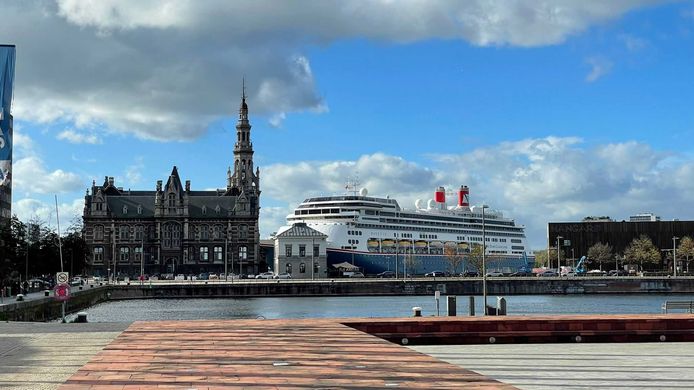 Cruiseschip Bolette meert aan in Antwerpen.