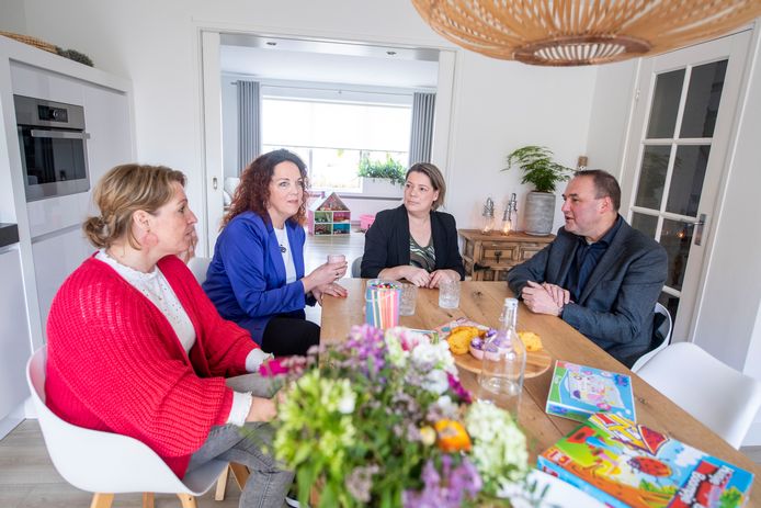 Op de foto Natasja Heuvelman, Anja Willemsen en Addie ter Steege (van links naar rechts). De drie pleegmoeders zijn in gesprek met wethouder Ben Beens over wat ze voor elkaar kunnen betekenen.