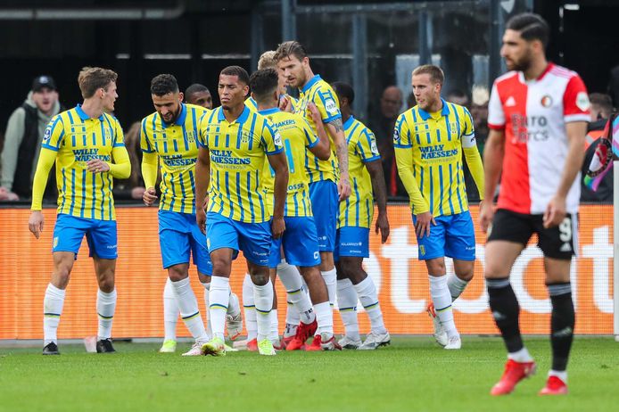 Spelers van RKC vieren de 1-1 van Jens Odgaard.