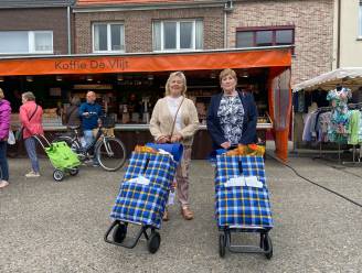Suzanna en Hilda winnen trolley vol marktproducten 