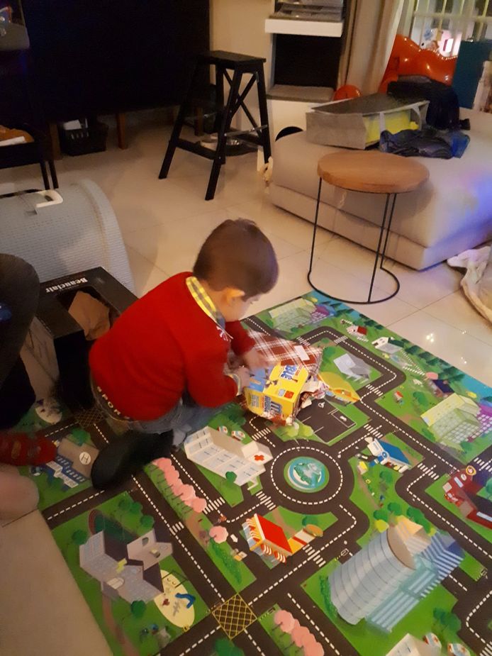 Le petit Dean la veille de Noël, dans l'appartement de Dave et Romy.