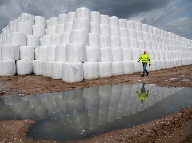 Witte afvalberg bij Terneuzen groeit weer; dagelijks komen er honderden balen van 1250 kilo bij