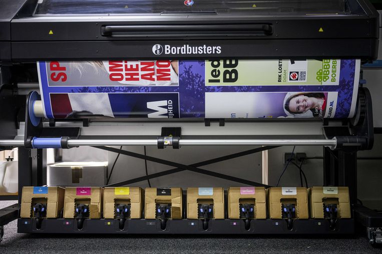 Verkiezingsborden worden geproduceerd voor de Provinciale Statenverkiezingen van 15 maart. Beeld ANP