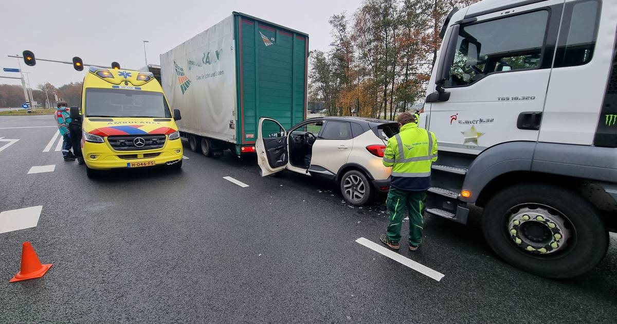 Auto komt klem te zitten tussen twee vrachtwagens bij botsing in Lievelde: vrouw raakt gewond