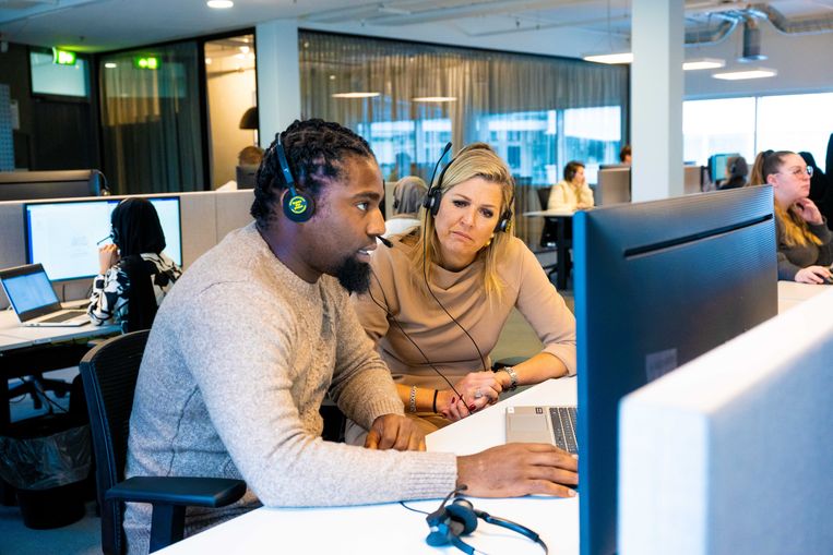 Koningin Máxima was donderdagochtend te gast bij het Klantcontactcentrum Tijdelijk Noodfonds Energie in Den Haag. Beeld Brunopress/Patrick van Emst