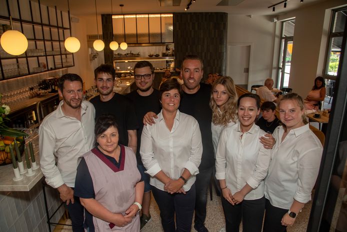 Jan en Katrien met hun team in de compleet vernieuwde zaak Manjefiek.