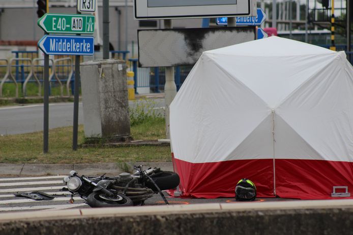 Een 37-jarige motorrijder uit Oostende is woensdagavond om het leven gekomen bij een zwaar verkeersongeval in de Tweebruggenstraat