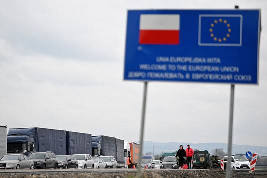 Auto's schuiven aan aan de grensovergang tussen Polen en Oekraïne. Zondag keerden 11.800 terug naar Oekraïne, voornamelijk inwoners van gebieden die door het Oekraïense leger zijn heroverd.  