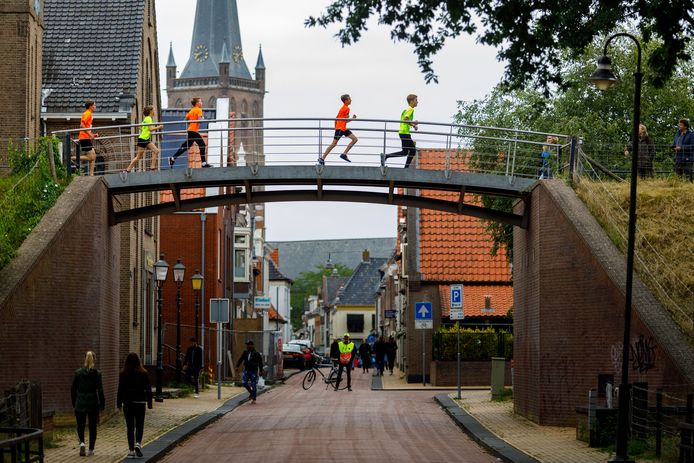 Hardlopen door de straten van Steenwijk tijdens de editie van 2018.